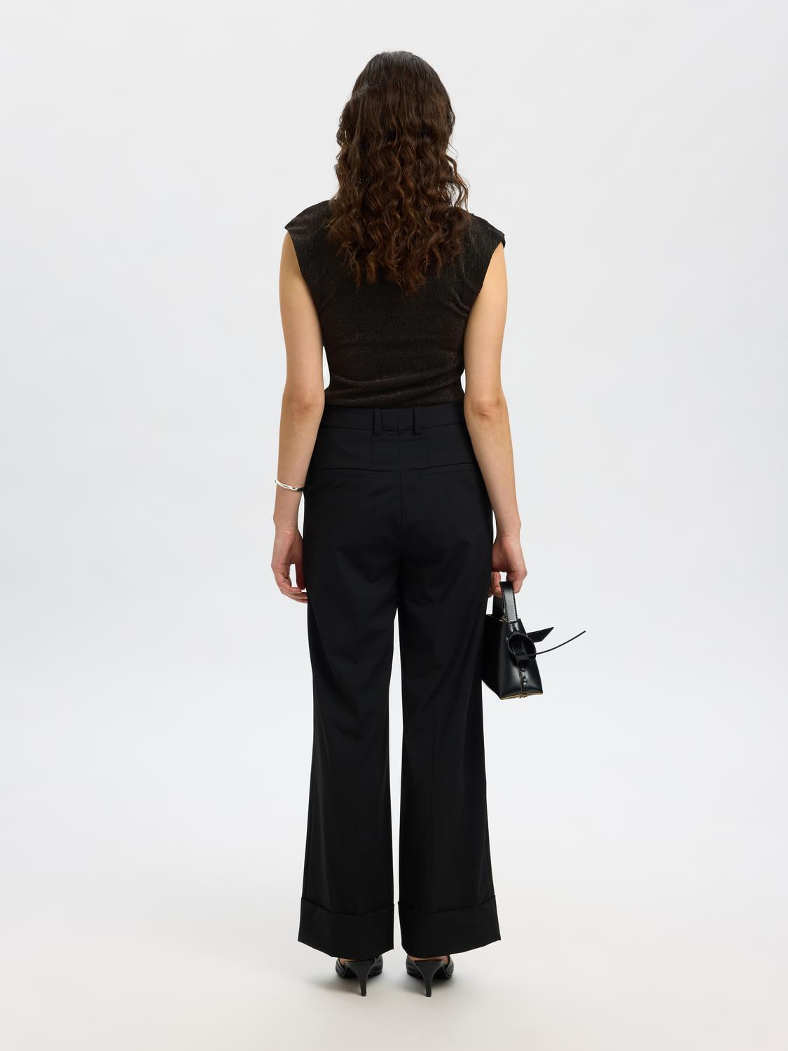 model_shot-back